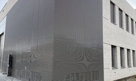 Notre élément de façade innovant - la façade à lamelles anti-chocs de rotec GmbH Berlin