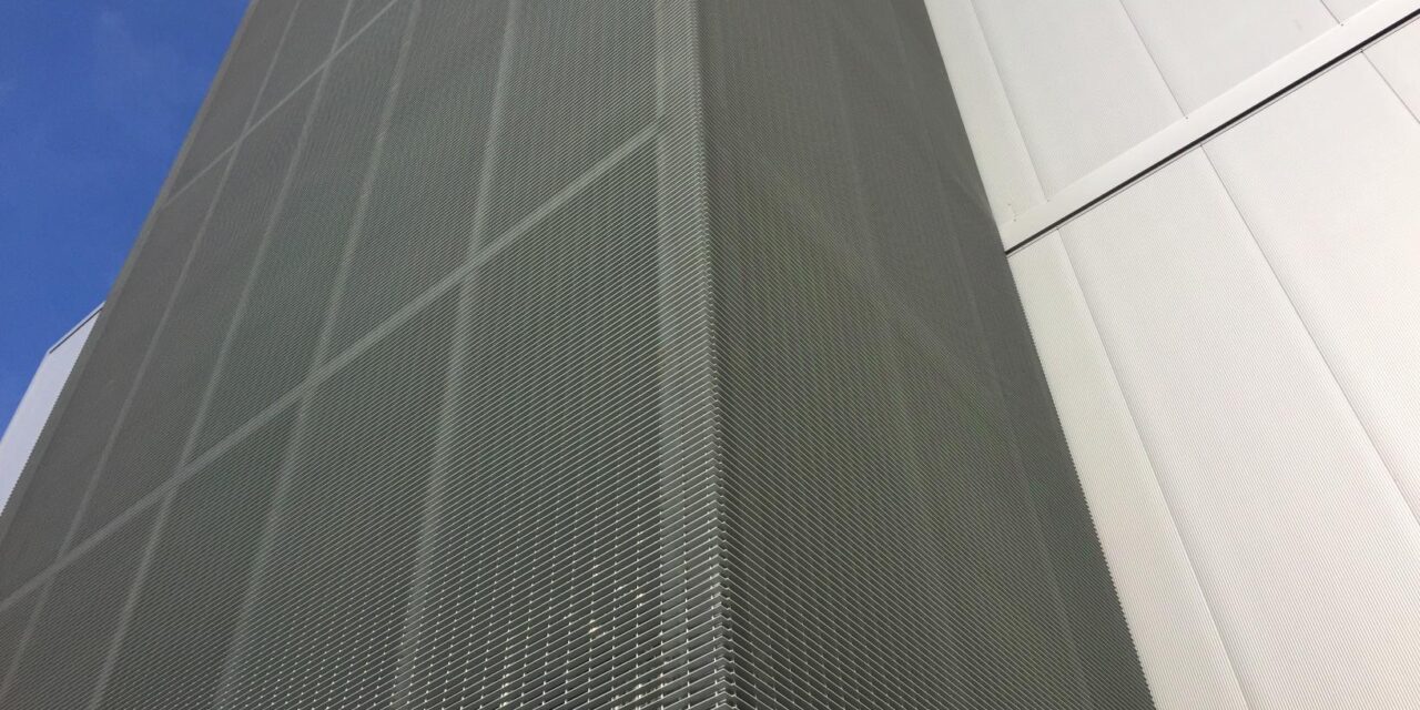 Stair tower cladding with the rotec facade grating type Berlin: aesthetics and functionality in harmony.