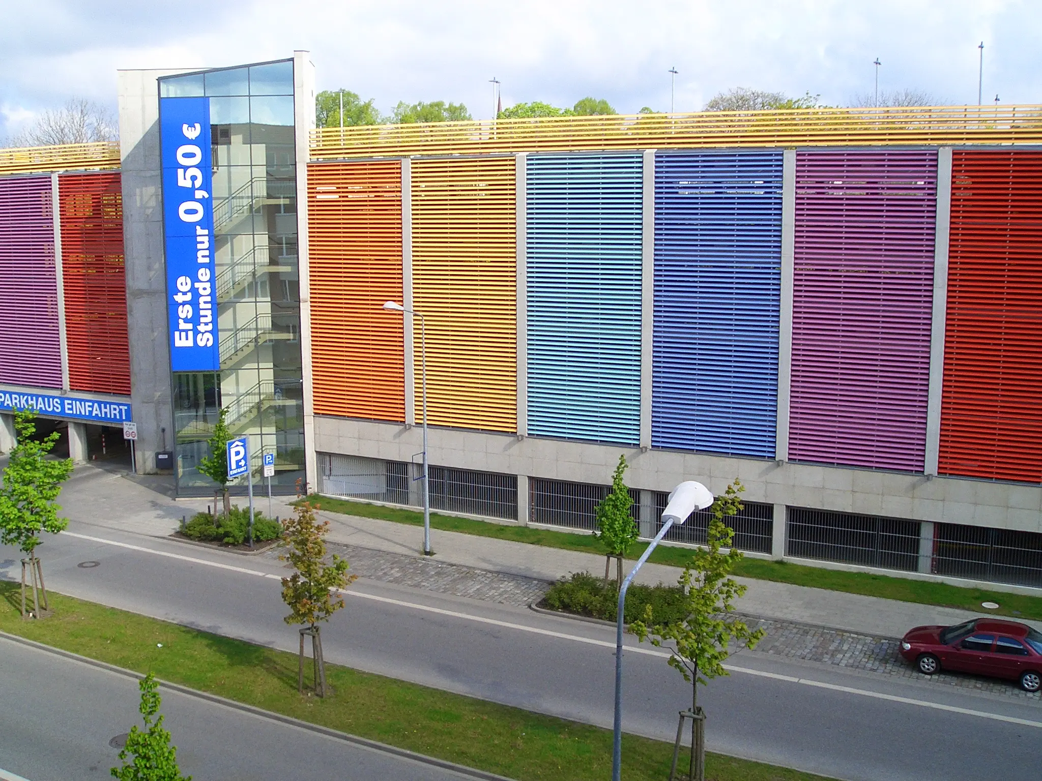 Parkhausfassade in Rostock mit Aluminium-Schallschutzlamellen