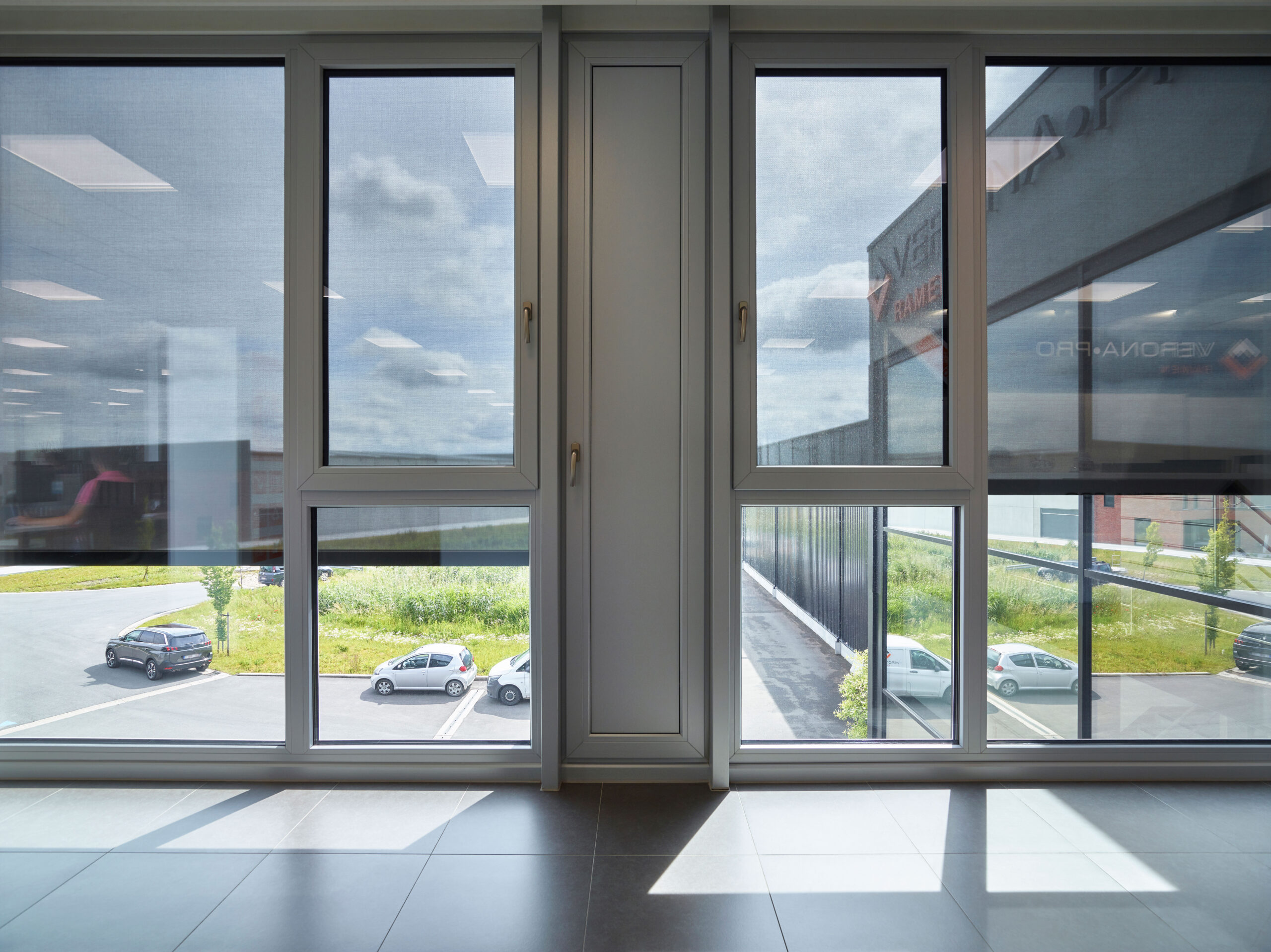 Rejilla de ventilación antirrobo con ventana cerrada