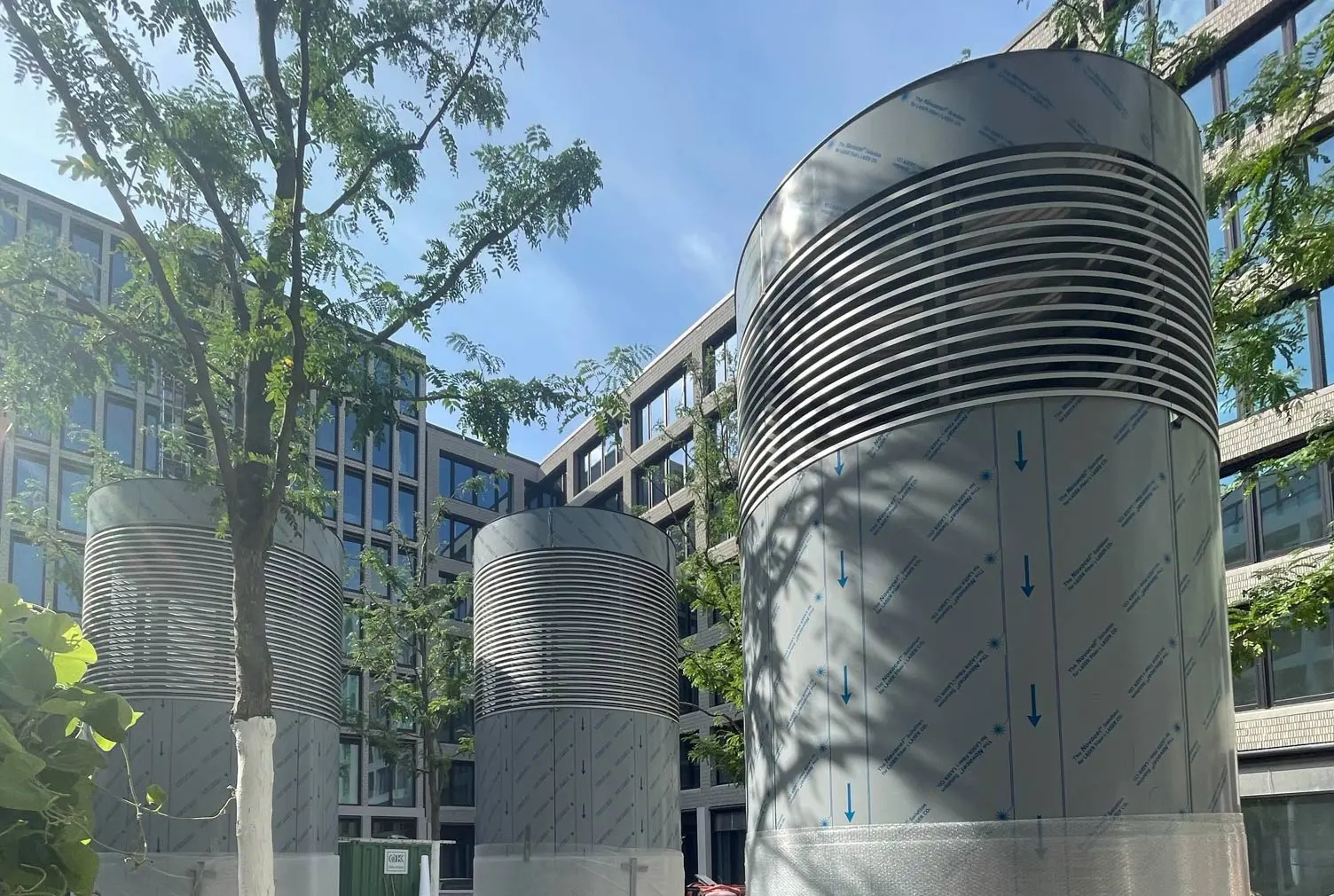 Detailansicht einer gebogenen Lamellenfassade mit Renson L.050HF Profilen