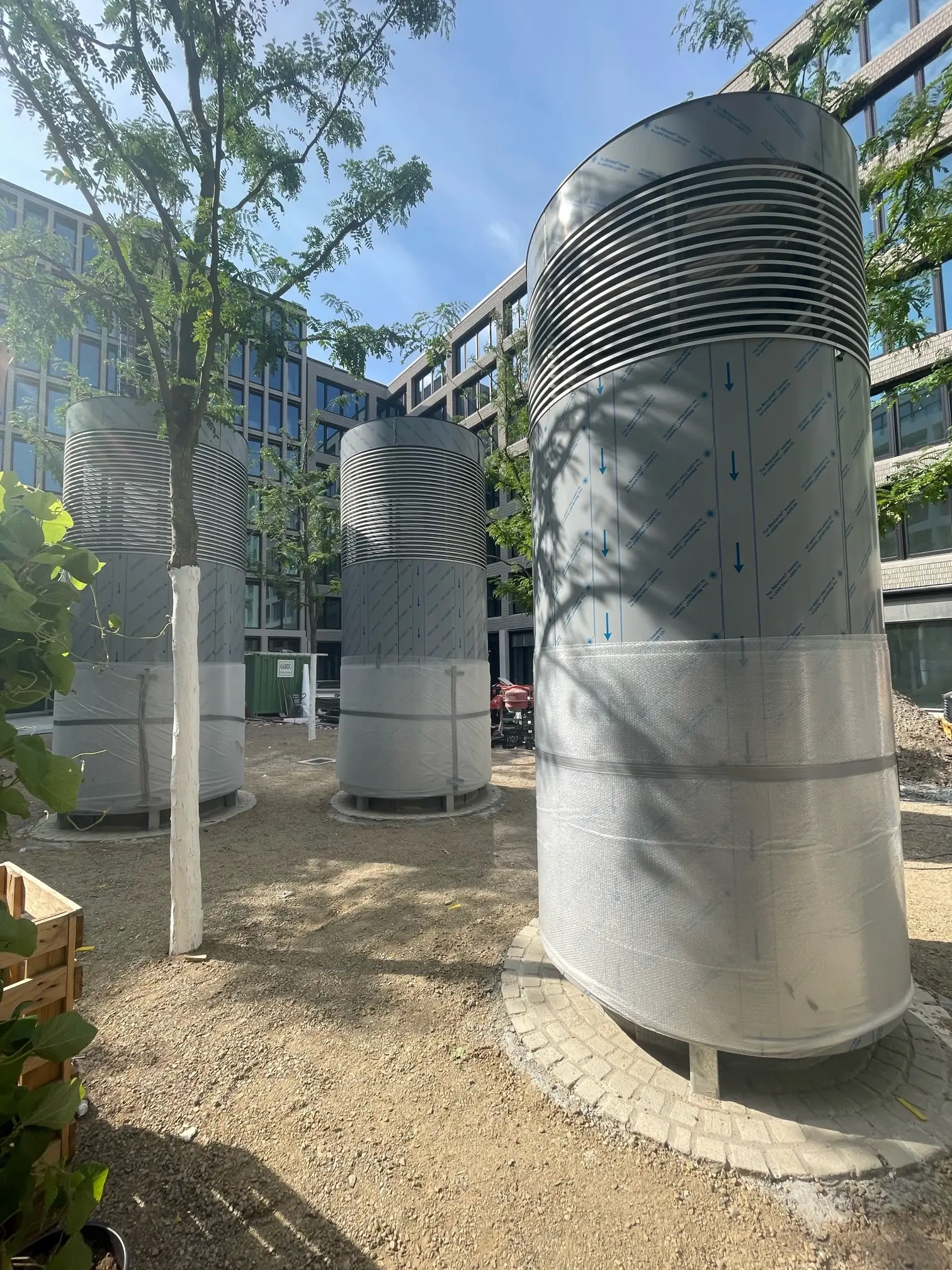 Gebogenes Aluminium Lüftungsgitter mit horizontalen Lamellen an einem Berliner Bauvorhaben