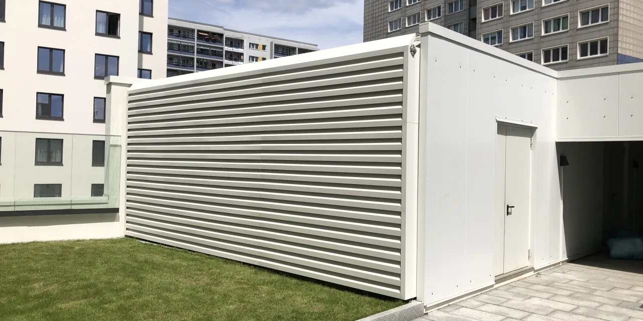Muro di doghe in alluminio per l'isolamento acustico a Berlino.