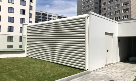 Muro di doghe in alluminio per l'isolamento acustico a Berlino.
