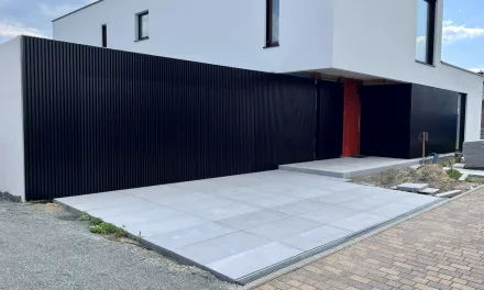 La magie des portes de garage invisibles avec le revêtement mural Linarte.
