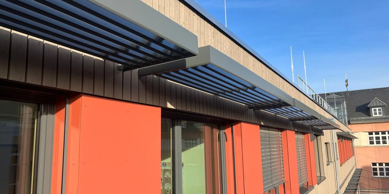 Protección solar clásica para oficinas y colegios con SUNCLIPS.