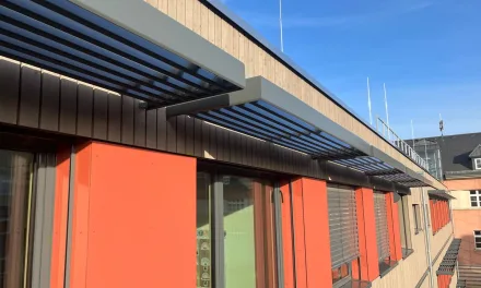 Protección solar clásica para oficinas y colegios con SUNCLIPS.