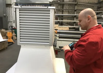 Equipping a roof hood with ventilation grilles