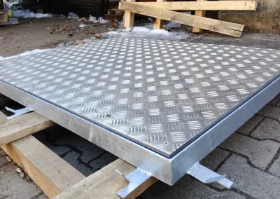 Bottom flap aluminum quintet plate