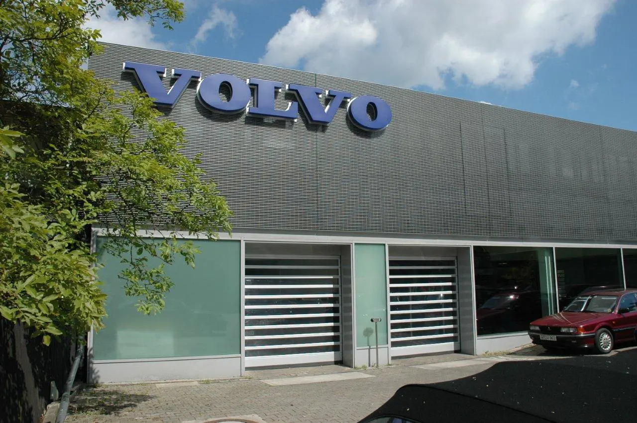 Volvo-Autohaus in Berlin mit horizontaler Aluminium-Gitterfassade aus Fassadenrosten Typ Berlin über den Toren