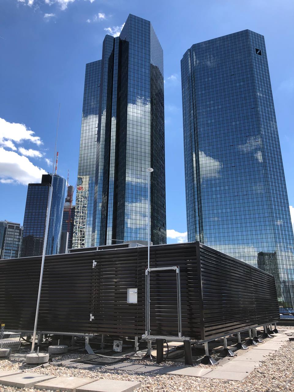 Muro de lamas en Frankfurt como cerramiento del tejado