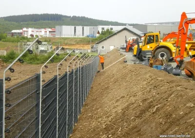 Protection sécurisée d'une aire de stockage d'engins de chantier avec une clôture électrique