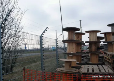 Outdoor protection of a cable store with power fence