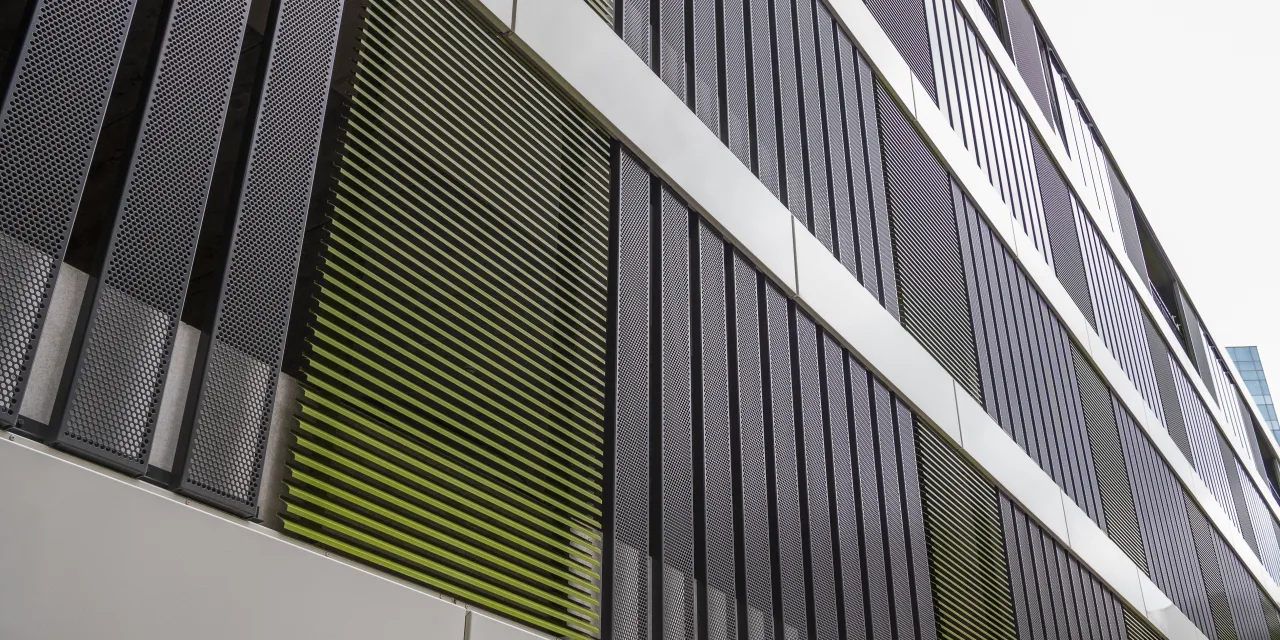 Parking garage slatted façade: Renson Linius L.050 slat & perforated sheet metal panels