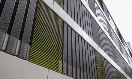 Fasada z listew garażowych: listwa Renson Linius L.050 i perforowane panele metalowe