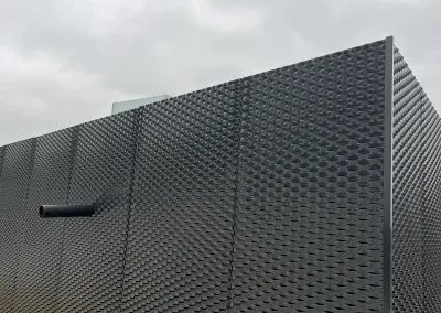 Klimaatkast op het dak met strekmetaal