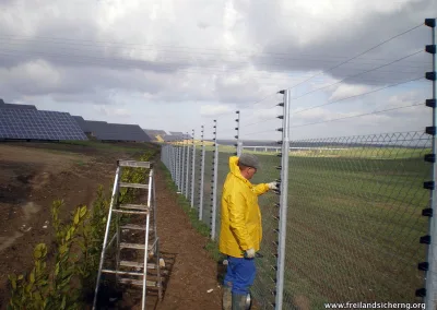 Installatie van een veiligheidshek met stroomafsluiting op een zonnepark in Zuid-Italië