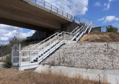 Treppenanlage aus GFK zu den Bahngleisen