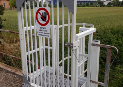 Verschliesbarer Leiterausstieg am Bahndamm