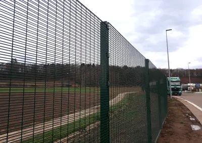 Ochrona parkingu dla ciężarówek za pomocą ogrodzenia Securifor