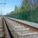 Kritieke spoorweginfrastructuur beschermen: de oplossing met Securifor high-security hekwerken