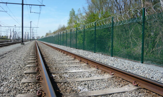 Schutz der kritischen Infrastruktur bei der Bahn: Die Lösung mit dem Hochsicherheitszaun Typ Securifor