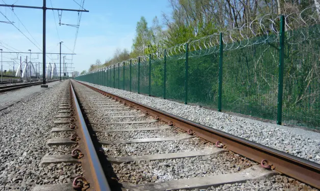 Ochrona krytycznej infrastruktury kolejowej: rozwiązanie z ogrodzeniem Securifor o wysokim poziomie bezpieczeństwa