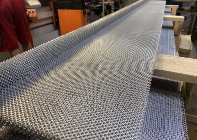 Gekantetes Streckmetall beim Biegen und Kanten von Blechen bei rotec in Berlin