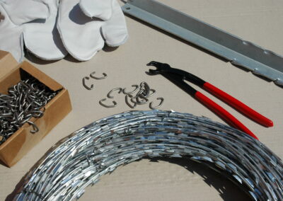 Montagezubehör für Nato Draht: Spezialhandschuhe, Ringklammerzange, Edelstahl Ringklammern und Bodenanker für Natodrahtrollen