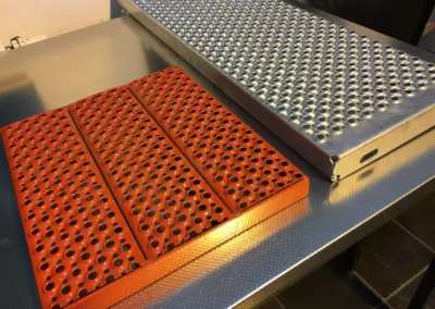 rotec Sicherheitsroste mit rutschhemmender Lochung R13 für Laufstege und Bühnen