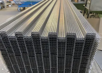 Trapezprofile aus Lochblech als Sollrissfugenprofile für Betonbodenplatten aus eigener Fertigung