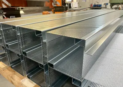 Präzise Blechzuschnitte und abgekantete Blechprofile aus industrieller Blechbearbeitung in Berlin