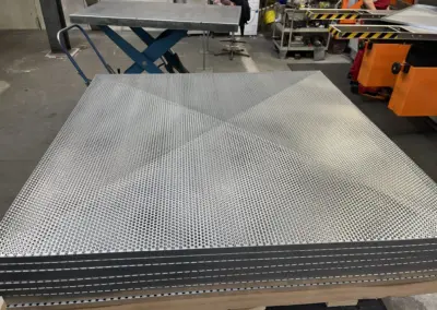 Vierseitig abgekantetes und bombiertes Lochblech mit versetzter Rundlochung aus industrieller Lochblechverarbeitungpräzise gefertigte Lochblechtafeln in industrieller Qualität