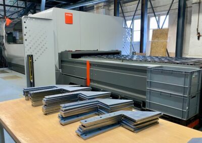 Laserschneiden Berlin bei rotec, moderne Laseranlage mit vorbereiteten Laserteilen und präzisen Laserzuschnitten in der Fertigung