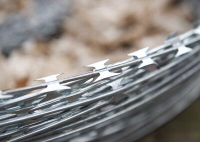 rotec Natodraht Typ US als Nato Draht, Nahaufnahme der Rolle mit Stachelband und Federstahlkern für Übersteigschutz und Geländesicherung