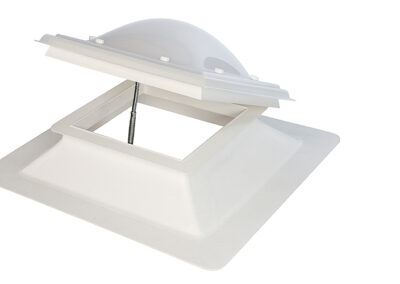 Quadratische Lichtkuppel für Flachdächer mit Aufsatzkranz, Tageslichtlösung von rotec