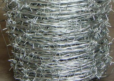 Rolle verzinkter Stacheldraht als Spanndraht für Natodraht und Nato Draht, stabile Befestigung und sichere Führung