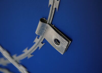 Wandhalterung zum Befestigen des Nato Drahtes an einer Mauer