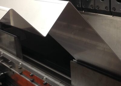 Kanten und Biegen von Blechen bei rotec in Berlin an einer CNC Abkantpresse