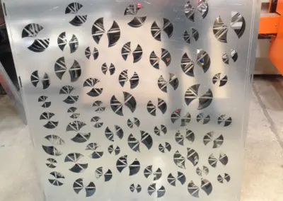 Laserschneiden Berlin bei rotec, Designblech mit dekorativen Laserzuschnitten und präzisen Durchbrüchen