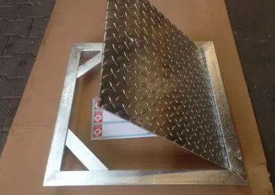 Laserschneiden Berlin bei rotec, Pumpensumpf Abdeckung mit aufklappbarer Tränenblech Klappe auf verzinktem Rahmen