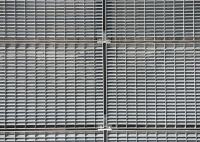 Laserschneiden Berlin bei rotec, Gitterrostfassade mit Schwerlasthaltern als Beispiel für entwickelte Laserteile und sichere Befestigung