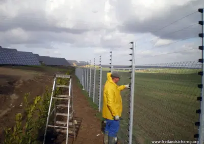 Laserschneiden Berlin bei rotec, Montage eines gelaserten Halters für Stromzaun an Zaunpfosten, Einsatz im Freiland