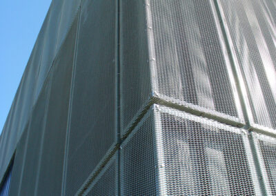 Streckgitter Fassade mit montierten Paneelen, robuste Außenhaut und Luftdurchlass