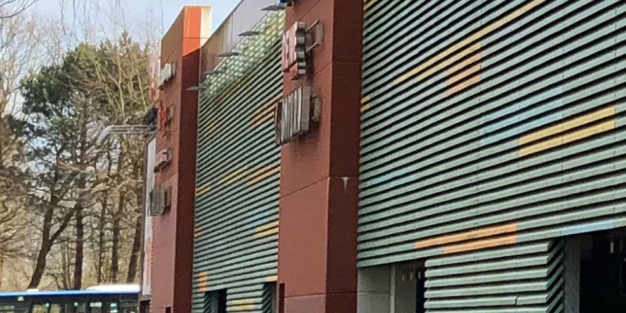 Schallschutzlamellen (2026) Lösungen für Dachtechnik, Parkhaus und Maschinenräume