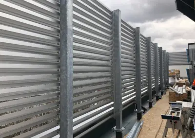 Klimaeinhausung mit Aluminiumlamellen auf einem Dach in Hamburg von rotec montiert