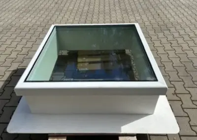 Quadratische Glas Lichtkuppel mit Aufsatzkranz für Flachdächer, Tageslichtlösung von rotec