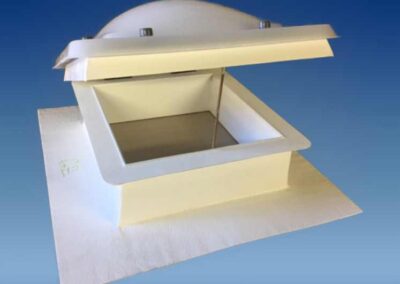 Lichtkuppel mit GFK Sockel