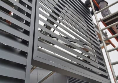 Montage von Schallschutzlamellen an einem Hochhaus in Berlin City West durch rotec Monteure