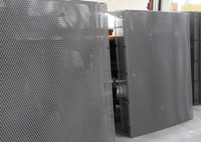 Streckmetall und Streckgitter Kassetten für Deckenflächen, vorbereitet für Montage bei rotec